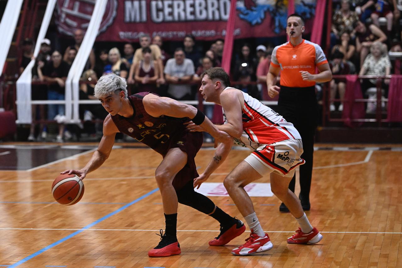 Foto: Prensa Lanús.
Todo Lanús funcionó como un relojito. Quilmes fue la cara opuesta. Aquí, Manuel Alonso supera a Julián Ruiz.