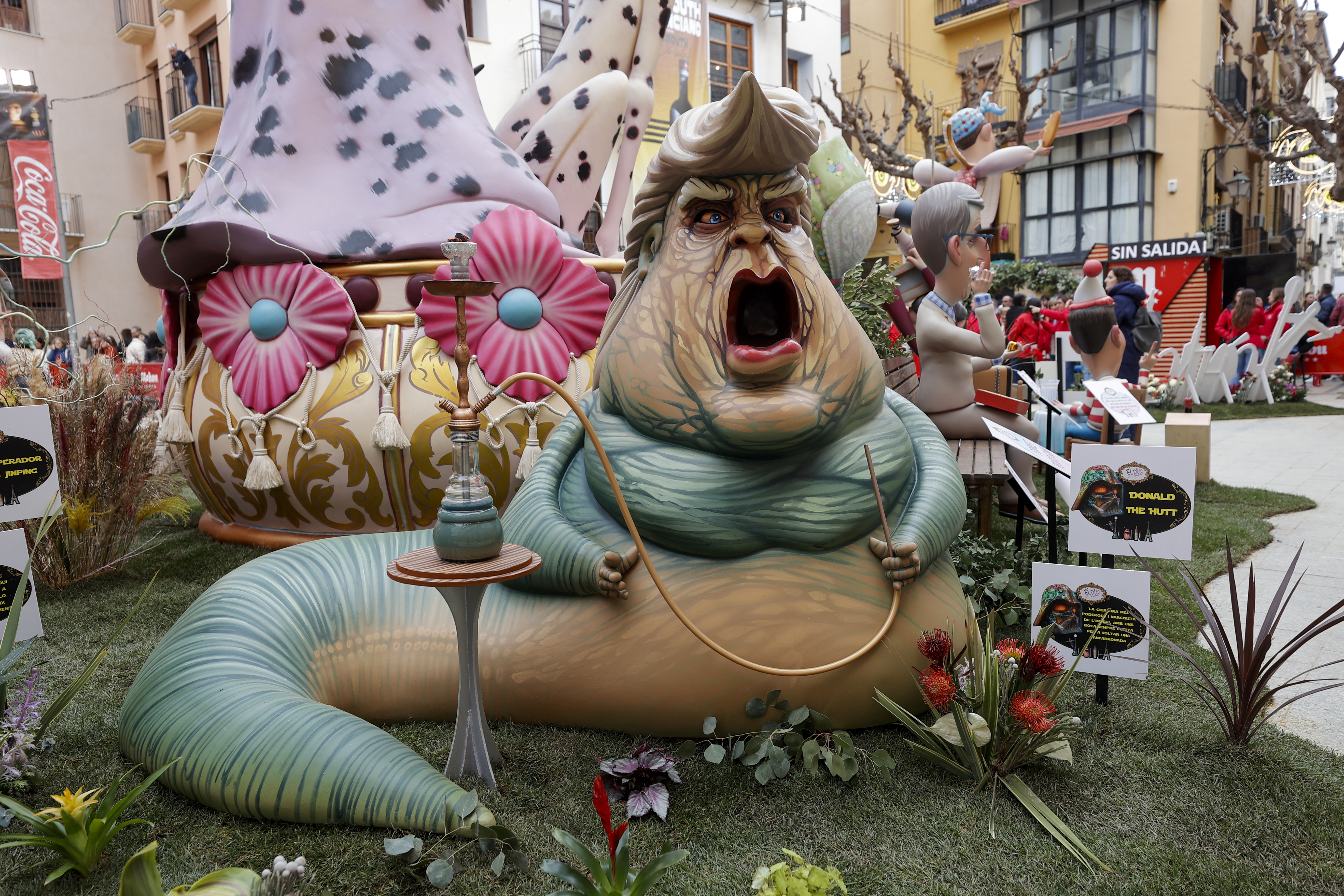 Valencia celebra sus fallas tras la "Plantà" de sus monumentos