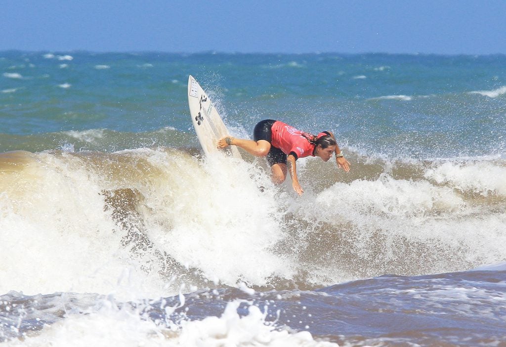 Foto: Mariano Antúnez. Ornella Pellizzari mantiene en plena vigencia su surfing fluido y maniobras definidas.