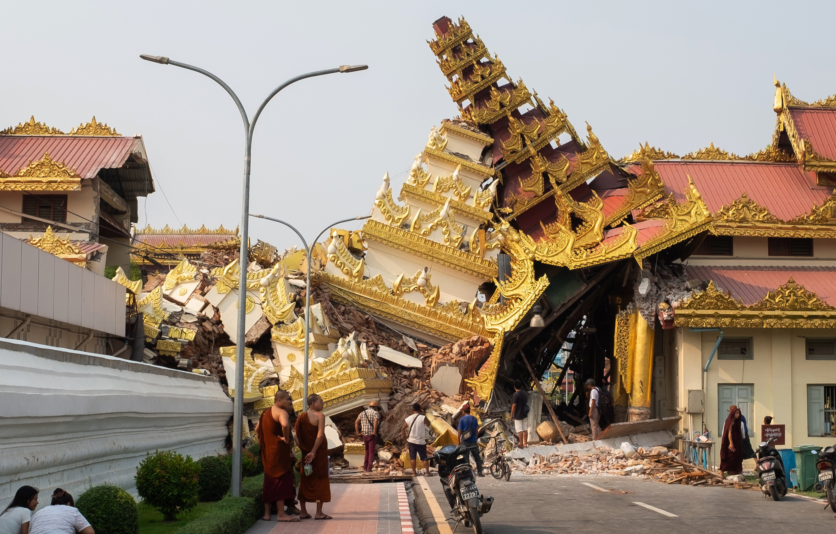 Derrumbe de la Pagoda Maha Myat Muni tras el terremoto de en Mandalay. Foto: EFE | EPA | Stringer.