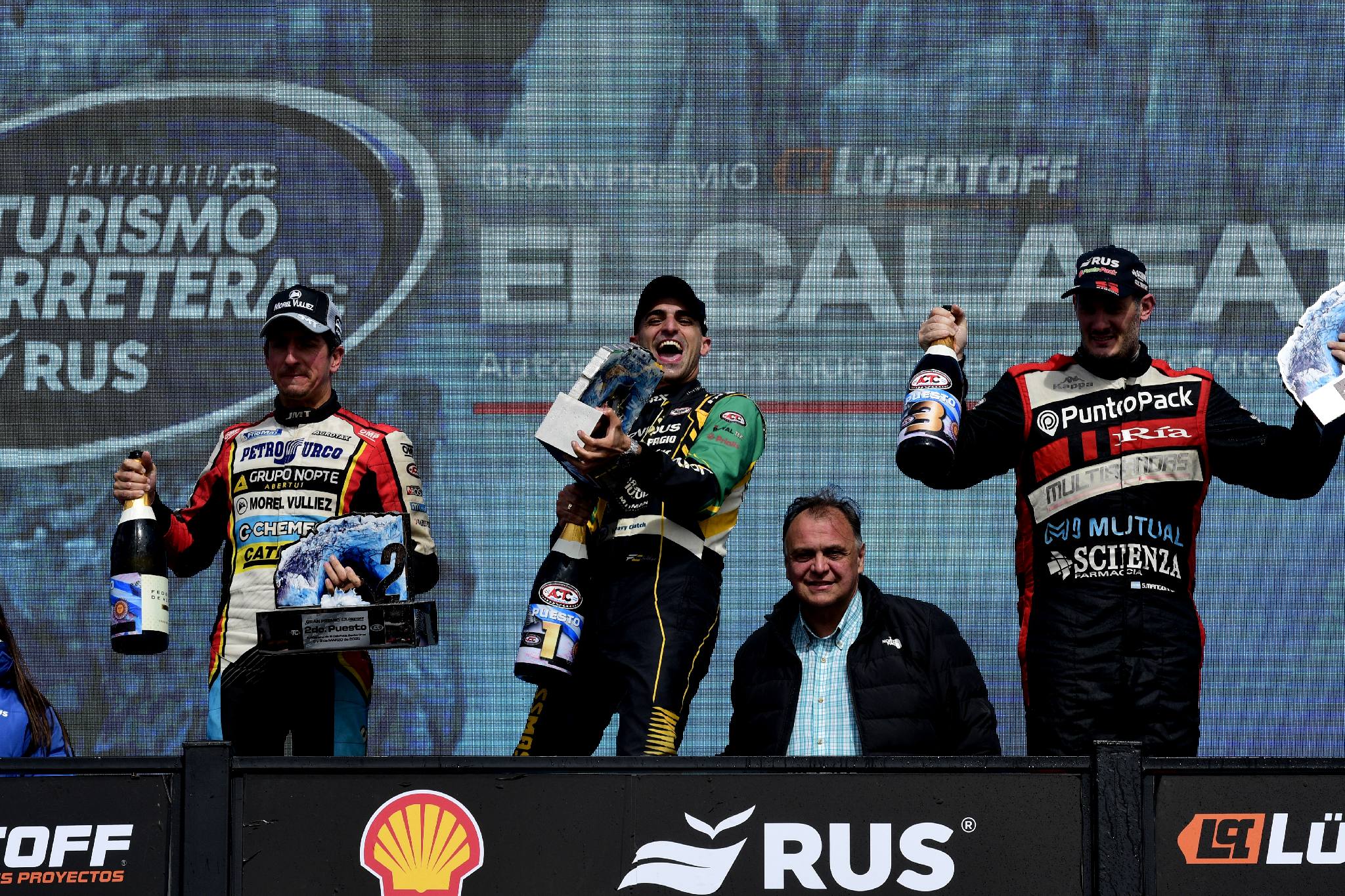 Foto: www.actc.org.ar
Júbilo en el podio del autódromo patagónico, con Trucco, Chapur y Mangoni.