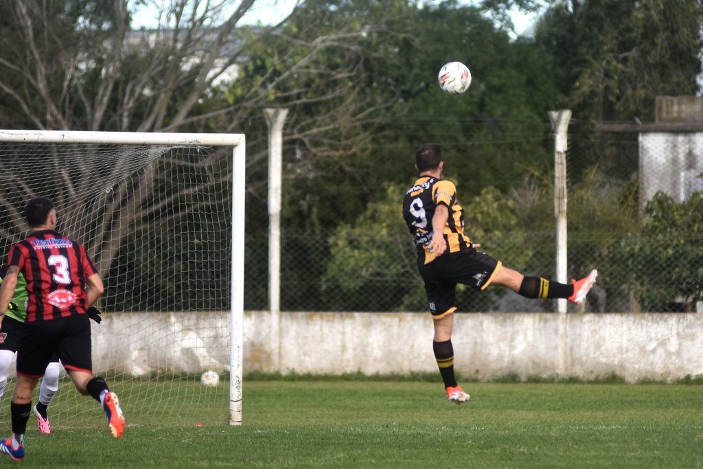 El cabezazo goleador de Astiz. 
