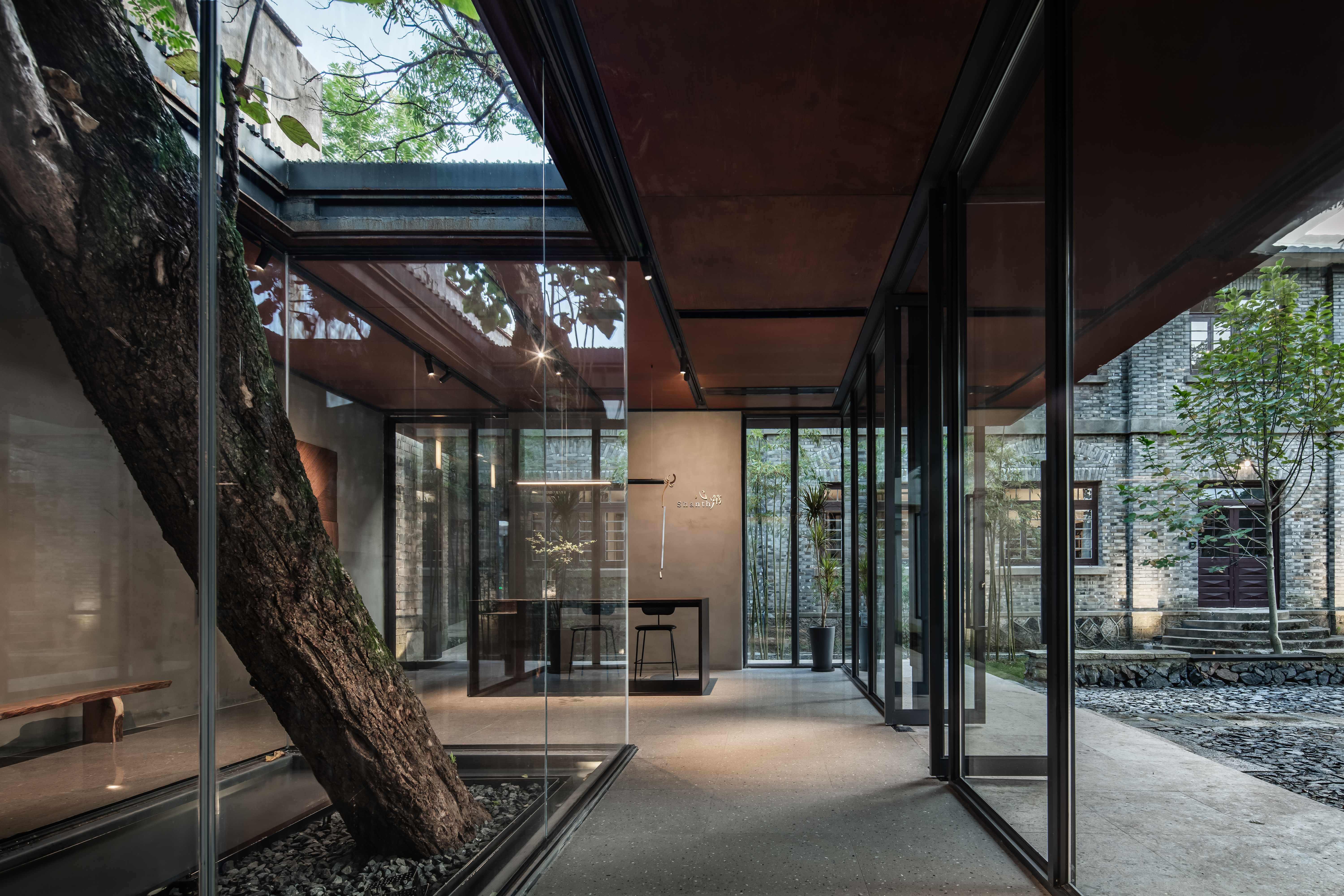 Vestíbulo del Hotel Songyang Culture Neighborhood, del arquitecto chino Liu Jiakun. Foto: EFE | Wang Ting | Fundación Pritzker.