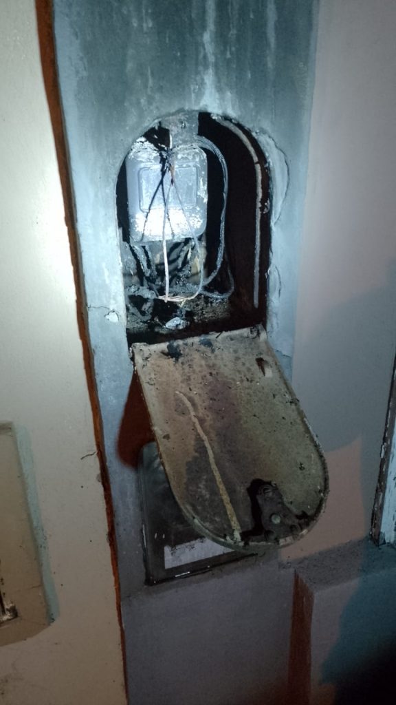 El medidor de luz afectado por el rayo de esta madrugada.