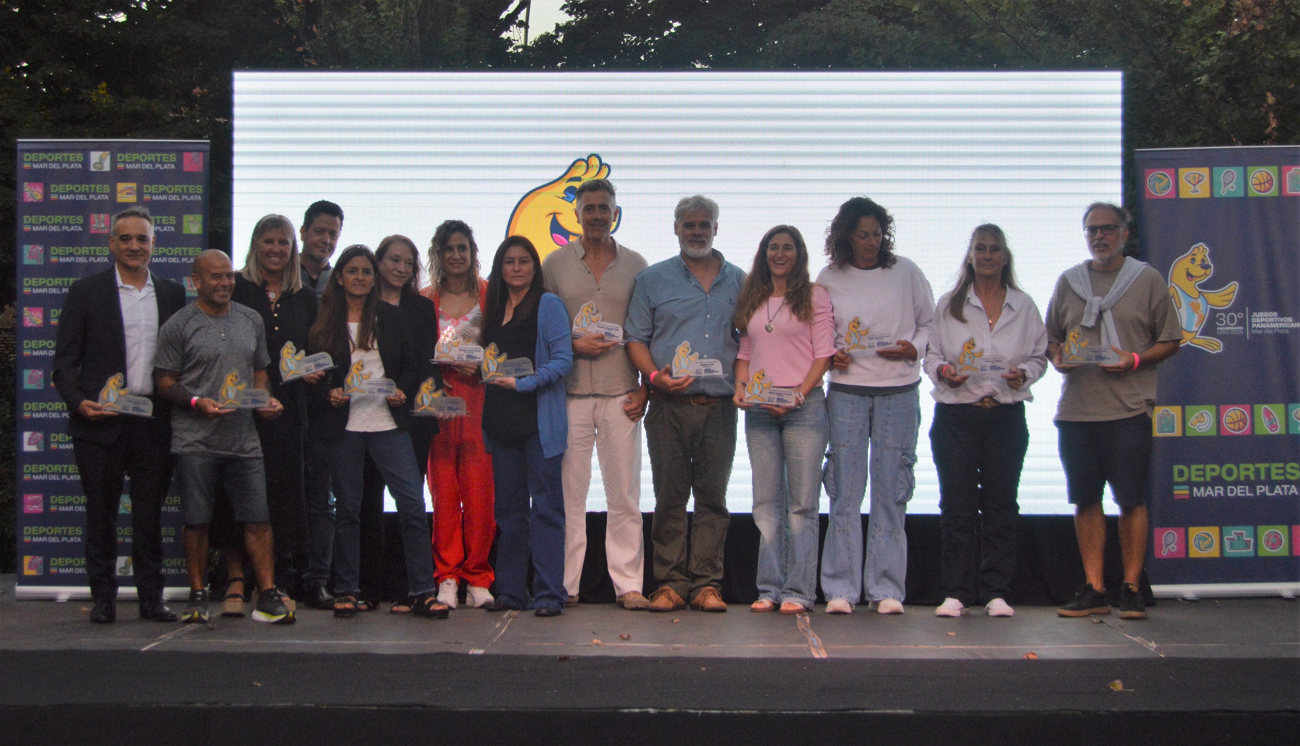 Deportistas marplatenses y/o sus representantes con las distinciones en Villa Victoria.