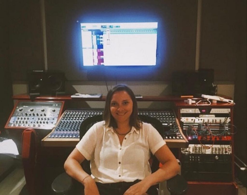 Evelyn Garrido en el estudio de grabación.