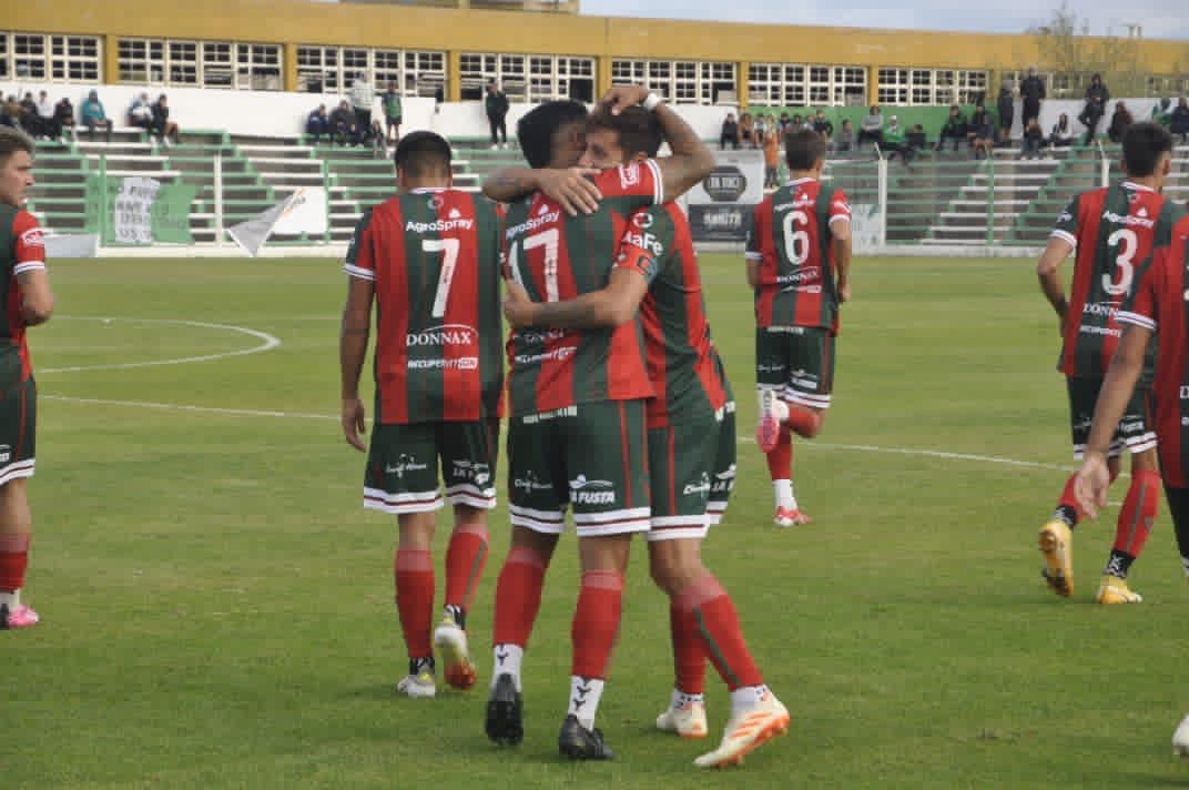Festejo del cuarto gol entre Marcos Hermann y Axel Villegas. Foto Gentileza Martín Angelini