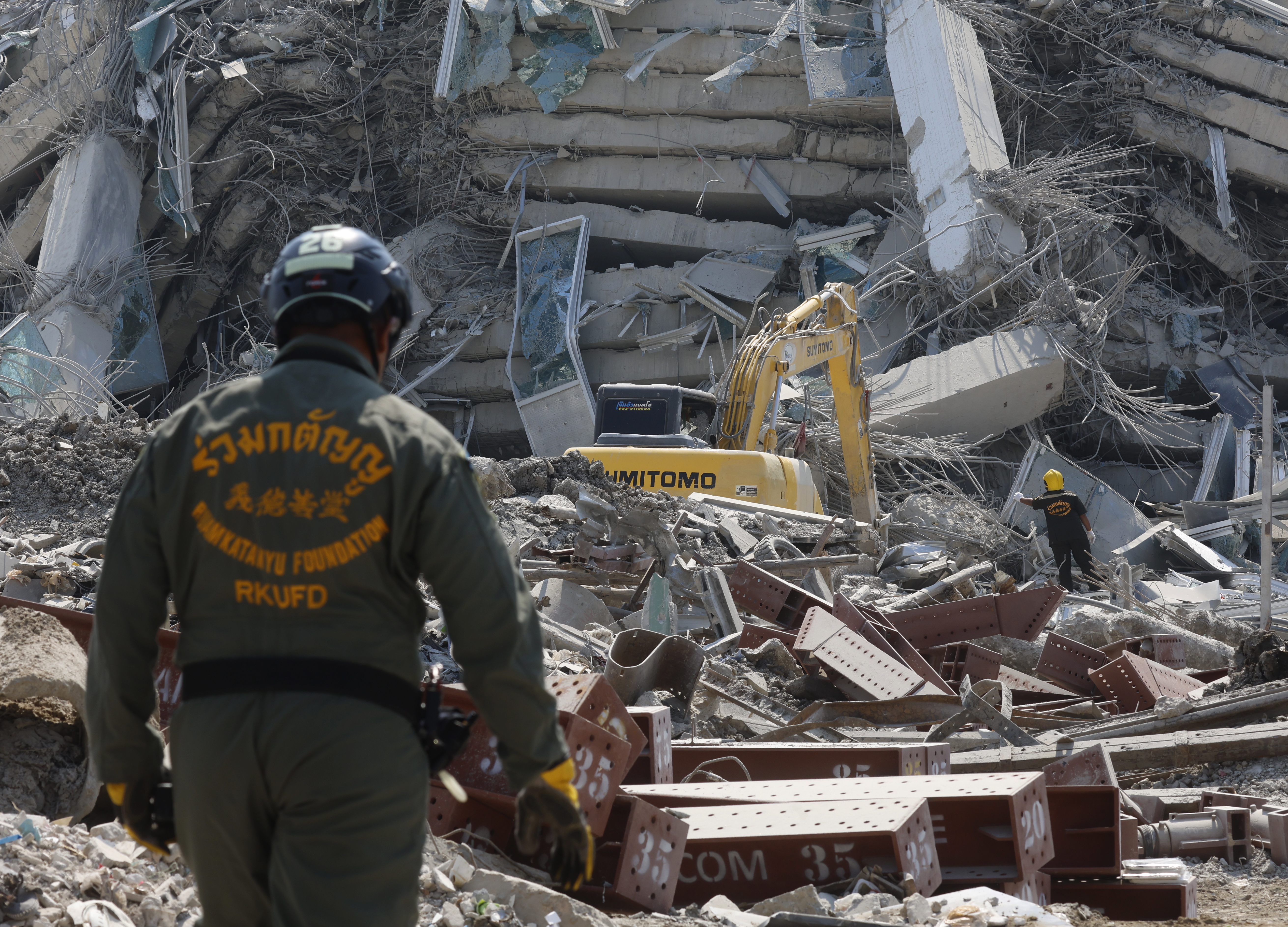 Rescatistas buscan supervivientes del derrumbe de un edificio tras un terremoto en Bangkok, Tailandia. Foto: EFE | Narong Sangnak.