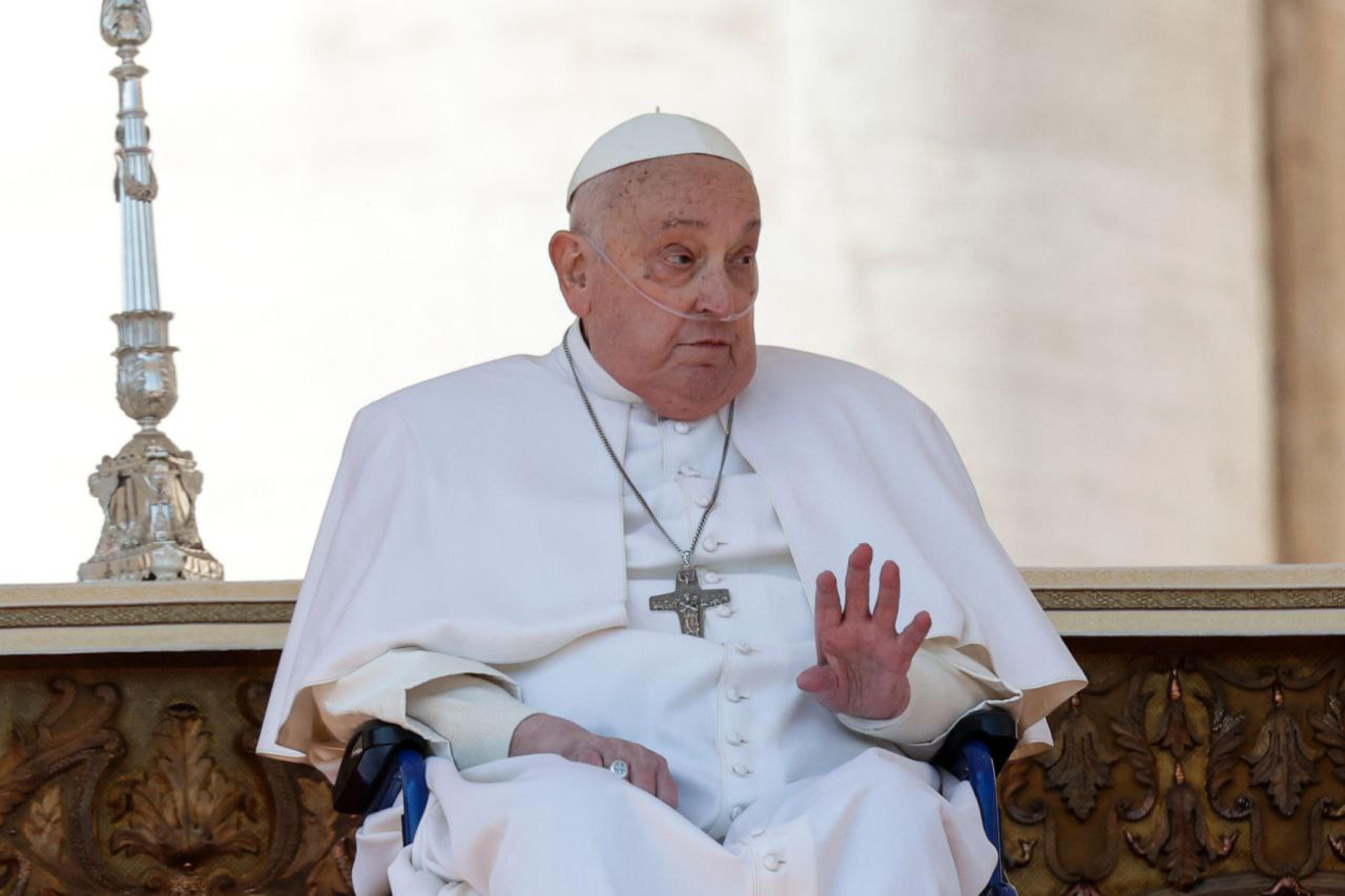 El papa reaparece ante los fieles en la plaza de San Pedro durante su convalecencia