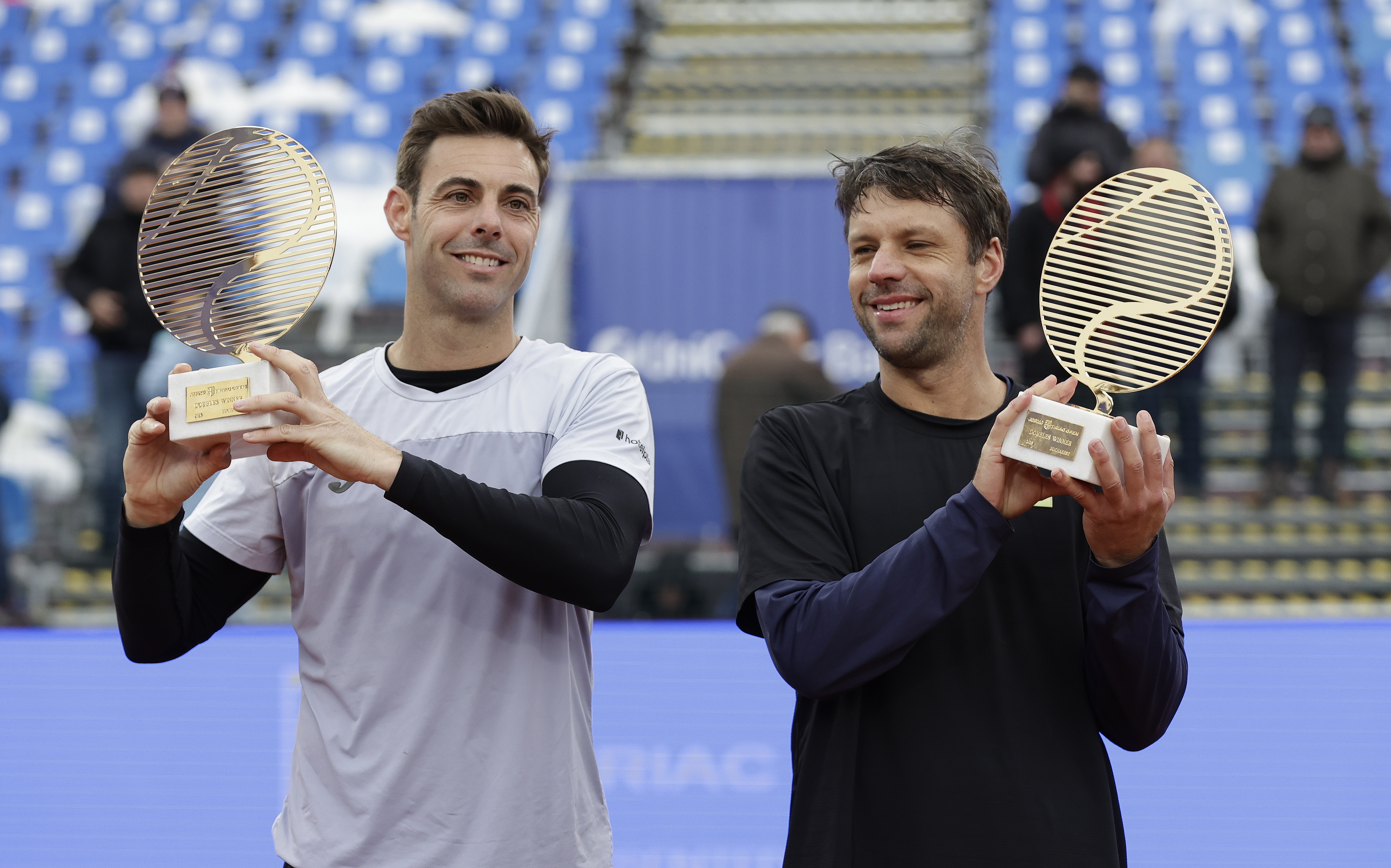 Granollers y Zeballos muestran sus trofeos tras imponerse en la final de doble del ATP 250 Tiriac Open, en Bucarest. Foto: EFE | EPA | Robert Ghement.