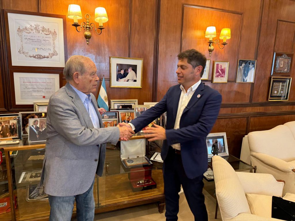 El empresario Florencio Aldrey le da la bienvenida al gobernador Axel Kicillof en el Gran Hotel Provincial.