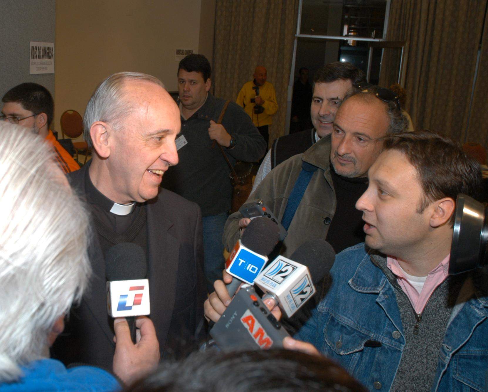 Bergoglio dialogando con los periodistas, entre ellos el del Diario La Capital, durante su último paso por Mar del Plata, en 2007. Foto: Diario La Capital MdP.