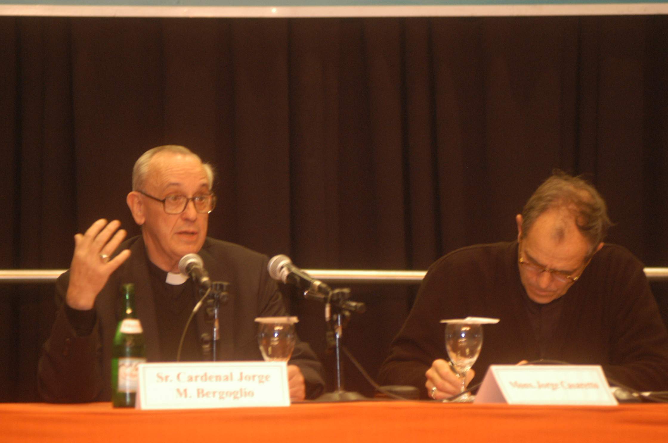 Jorge Bergoglio disertando en la Semana Social. Foto: Diario La Capital MdP.
