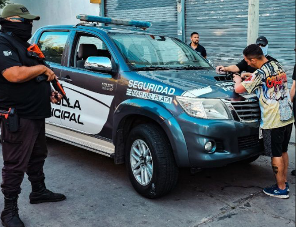 Uno de los operativos de la Patrulla Municipal con contra cuidacoches con agentes armados.