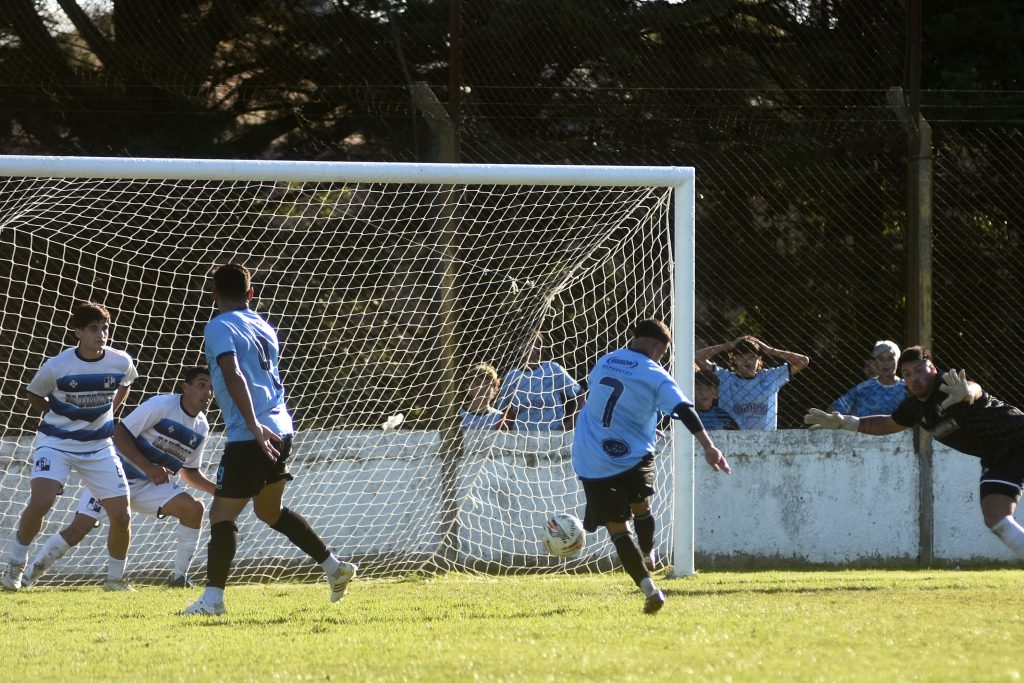 López define sin arquero y Muñoz va a salvar sobre la línea.