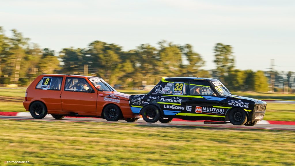 Luego del vuelco del viernes, el equipo trabajó a destajo para reparar el Fiat 128 y Gianfranco Derisa ganó la segunda serie de la Monomarca .