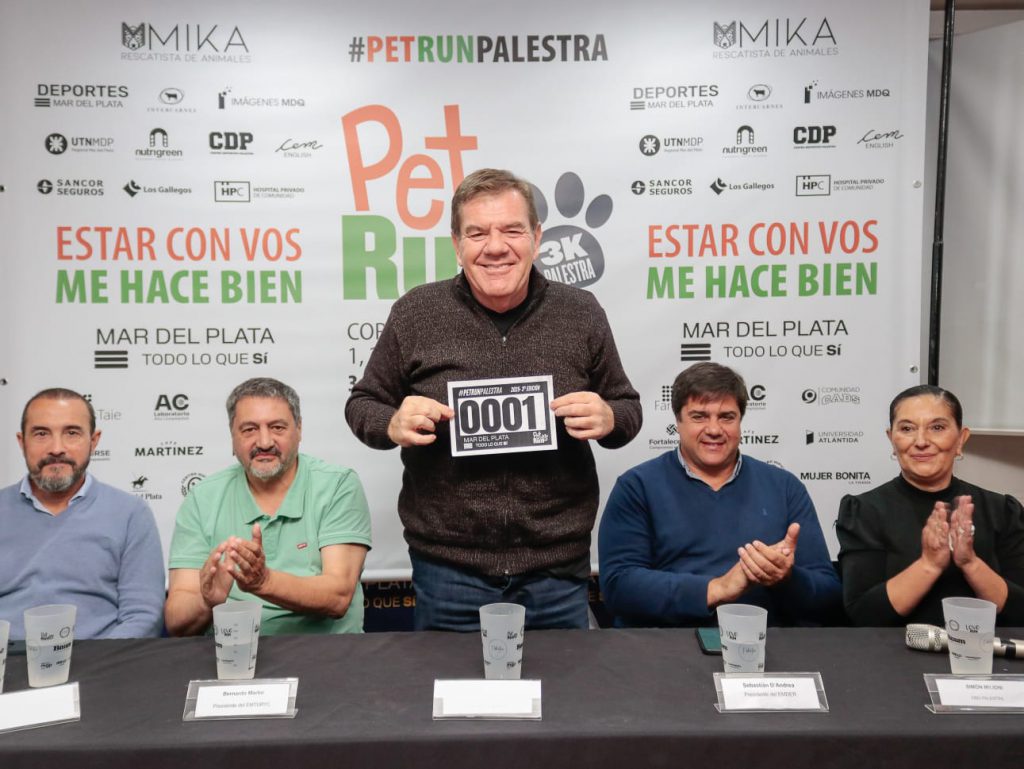 El intendente Guillermo Montenegro y el dorsal 0001 para participar en PetRun (Fotos Christian Martínez).