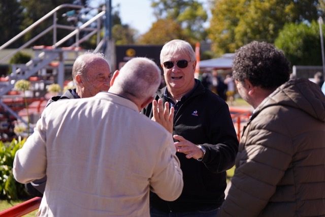 Foto: Alejandro Salgado/COA. Animado diálogo entre Moccia, Juan Alberto Scarpin, Helio Gesta de Melo y Daniel Díaz en el estadio "Justo Román".