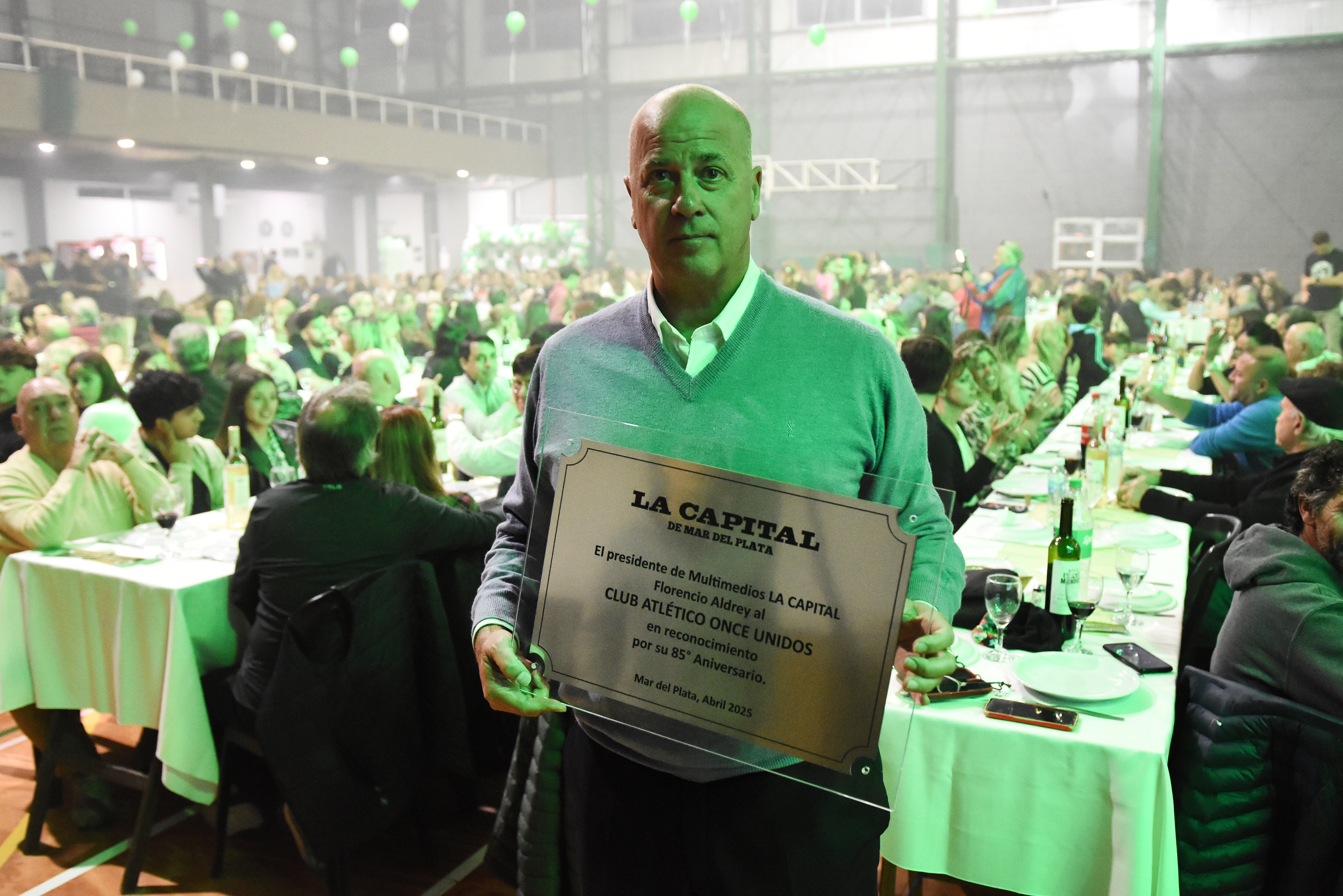 El presidente de Multimedios LA CAPITAL, Florencio Aldrey, le entregó a Horacio Taccone una plaqueta "en reconocimiento" a los 85 años de Once Unidos.