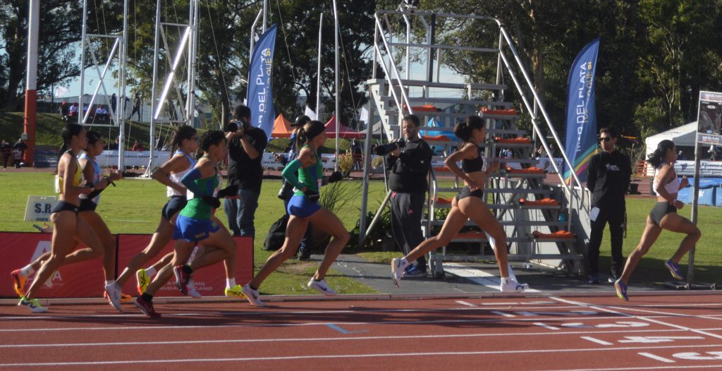 El pelotón de los 5.000 metros femenino, prueba en la cual Daiana Ocampo obtuvo la medalla de bronce.