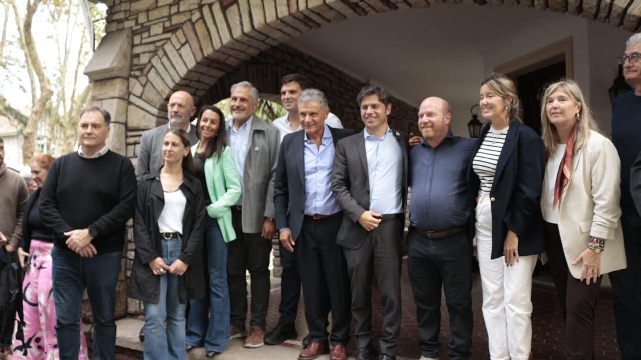 Eva Ayala, Raúl Calamante, Juan Manuel Cheppi y Gustavo Pulti junto a Kicillof e intendentes de la quinta sección electoral.