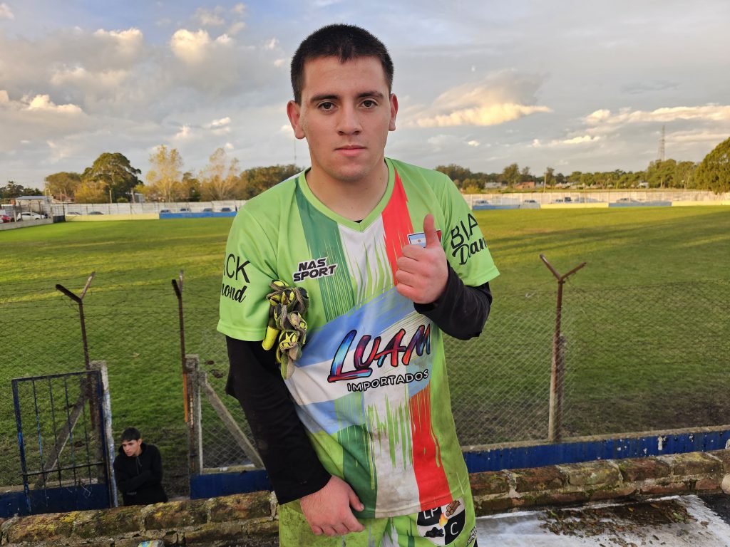 Alexander Britos, arquero de El Siciliano, fue la gran figura de la tarde en el fútbol marplatense.