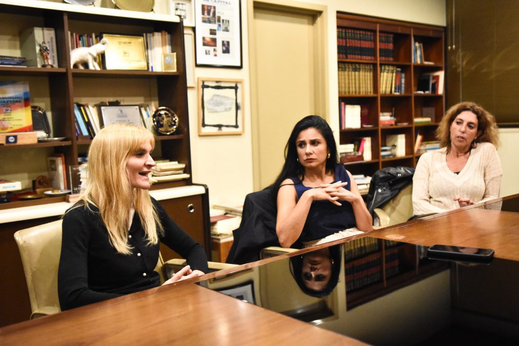 Bostiancic junto a Agüero, su abogada penalista, y Hooft, letrada en el fuero civil y de familia.