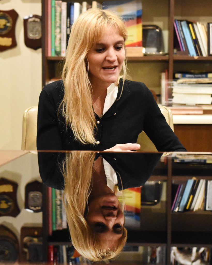 La nueva mujer que busca dejar atrás a la otra,la de la oscuridad y sometimiento.