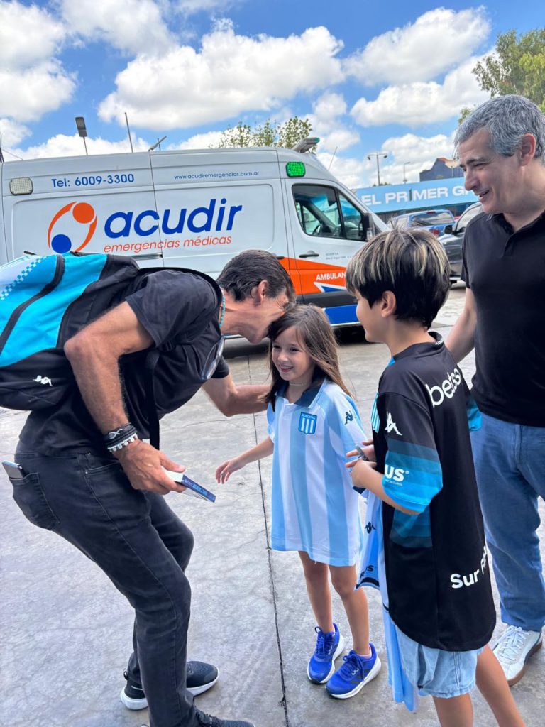 Bauso y sus hijos en la entrega del libro a Costas. 