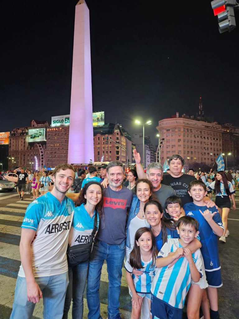 Matías Bauso y una celebración inolvidable junto a los suyos en el Obelisco. 