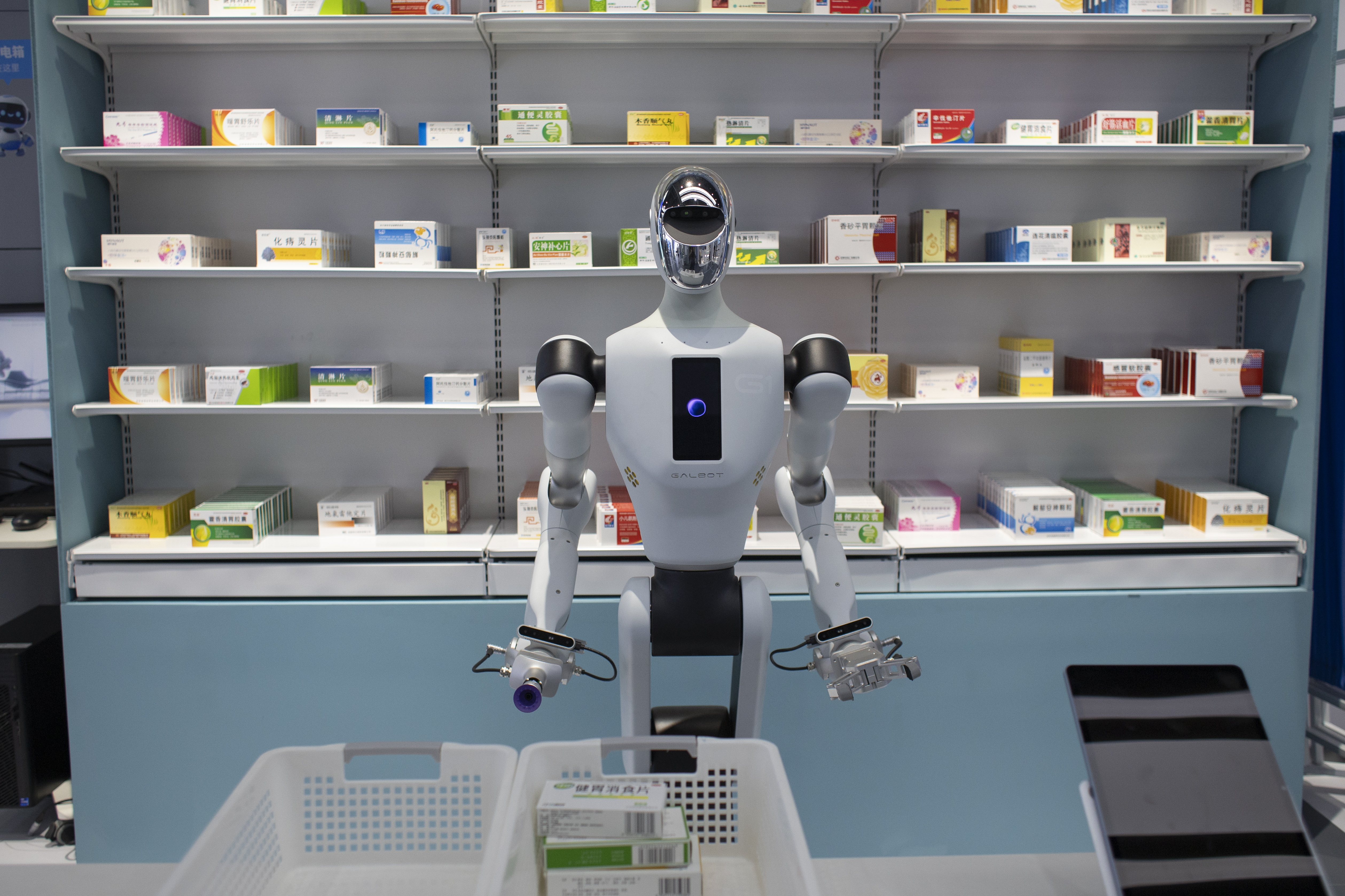 Beijing gets ready for human and robots half marathon