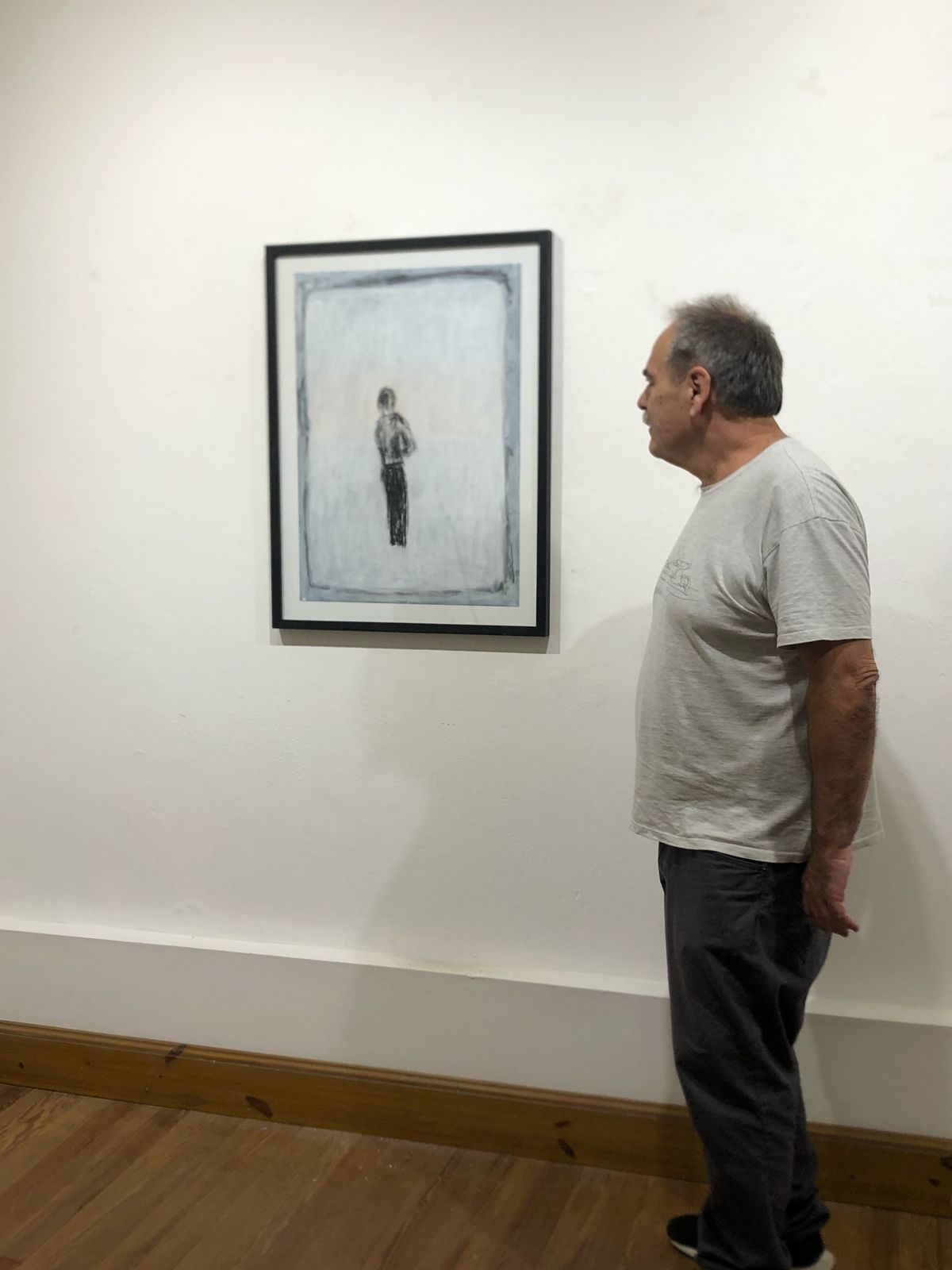 El artista y una de sus obras.