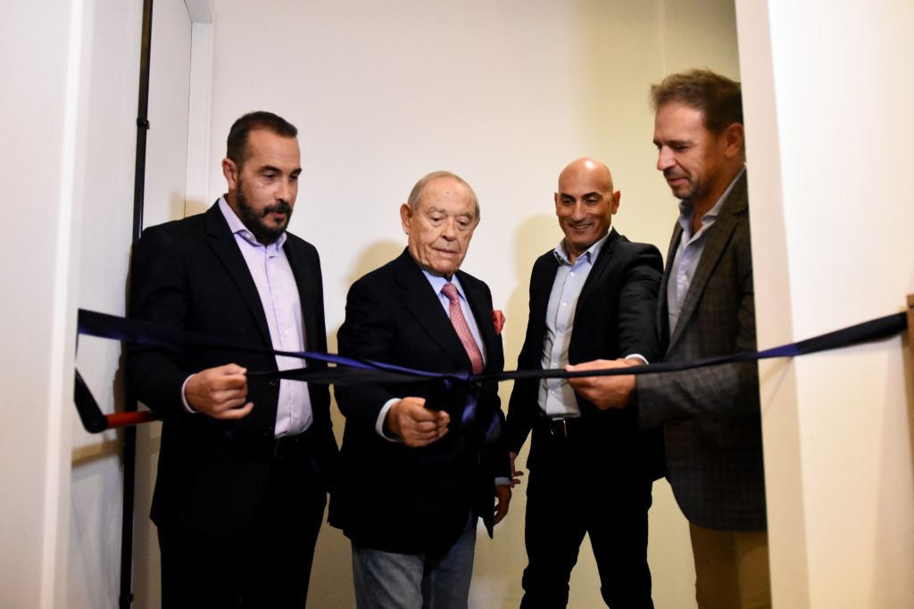 El director de Imágenes MDQ, Diego Quirós; el empresario Florencio Aldrey; el vicepresidente de la Clínica Pueyrredon, Maximiliano Matteoda, y el médico especialista Claudio Milicchio durante el corte de cintas.
