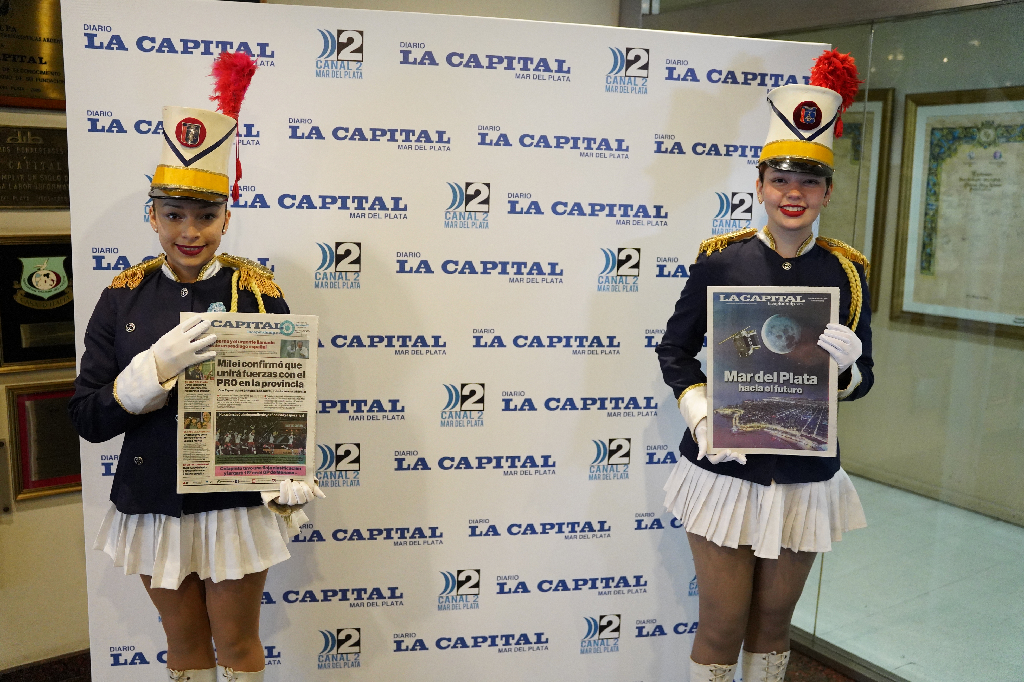 Integrantes de la Guardia del Mar con la edición especial del diario LA CAPITAL por su 120° aniversario.