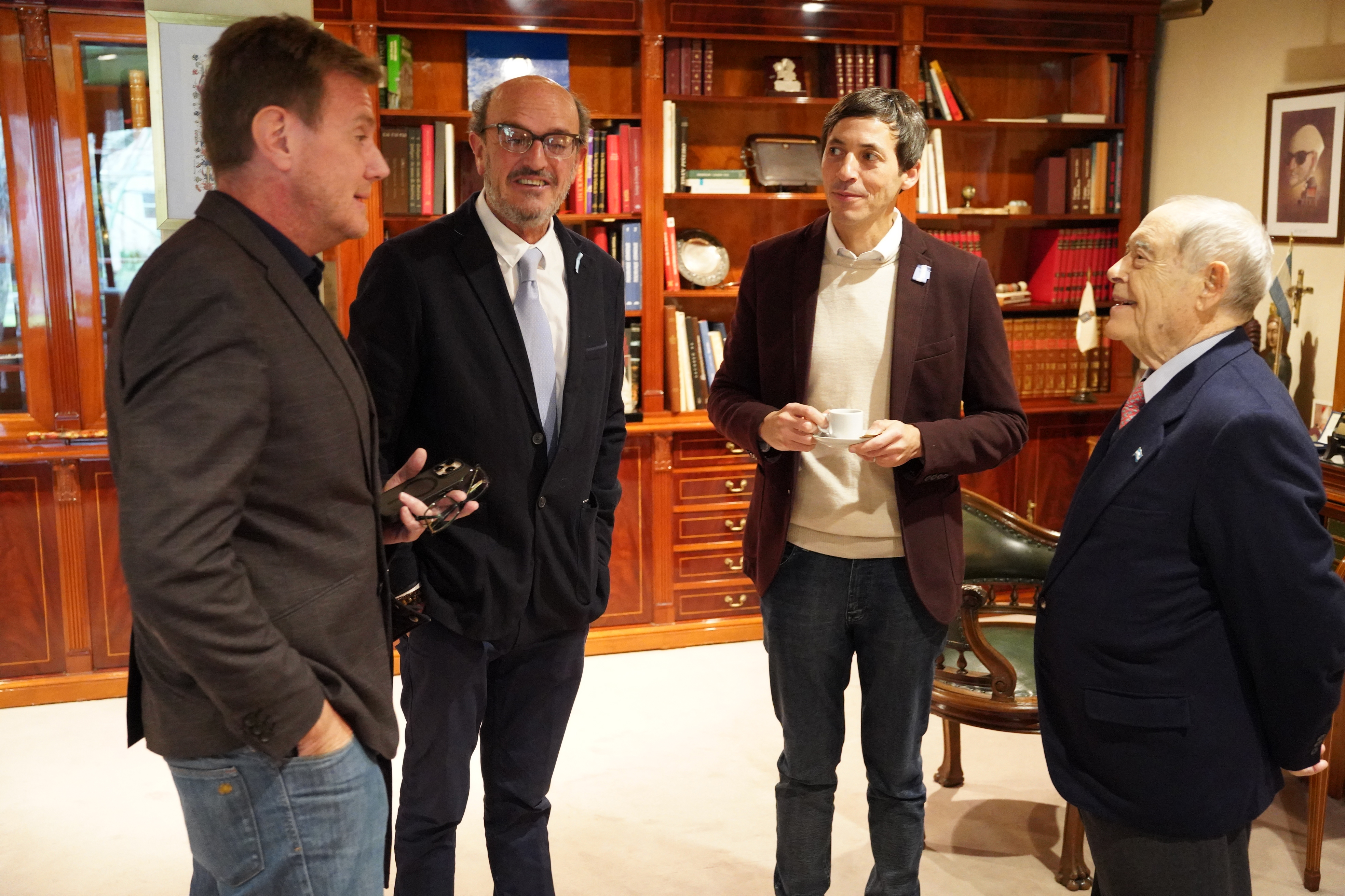 Aldo Bacchiani (gerente del Paseo Aldrey), Marcelo Pasetti (subdirector del diario LA CAPITAL) y Ariel Martínez Bordaisco (senador bonaerense), junto a Florencio Aldrey.