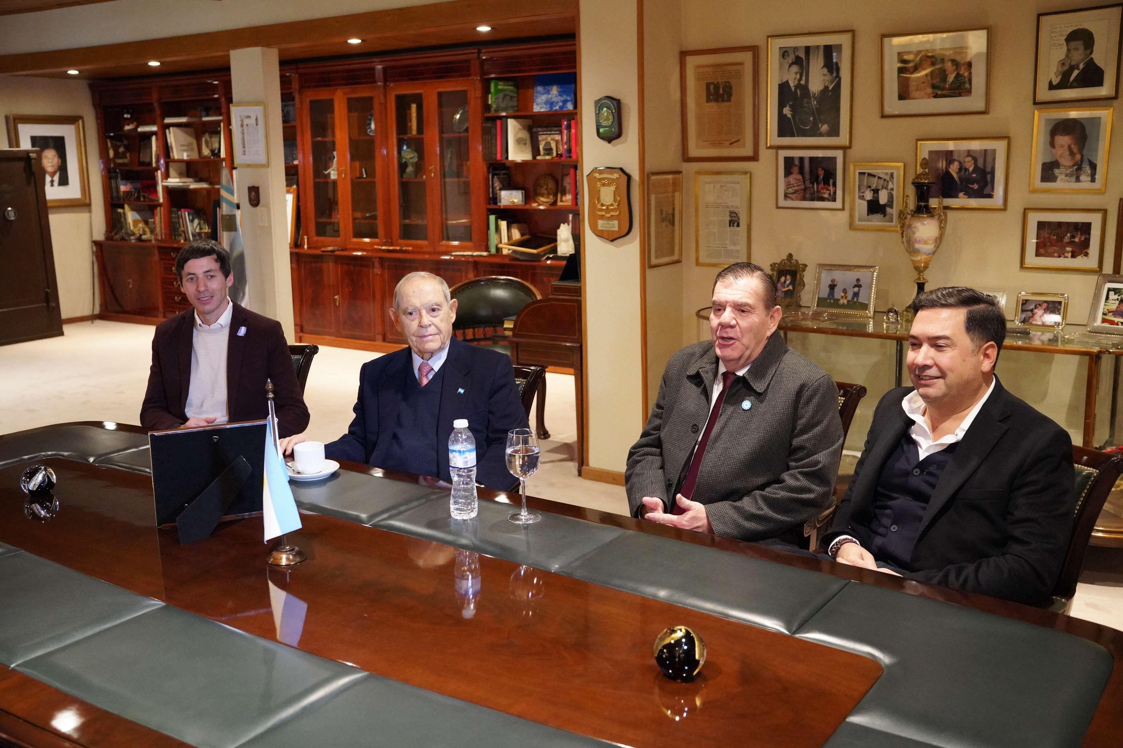 El senador Ariel Bordaisco, el intendente Guillermo Montenegro y Blas Taladrid, el presidente de la UCIP, en una charla distendida junto a Aldrey.