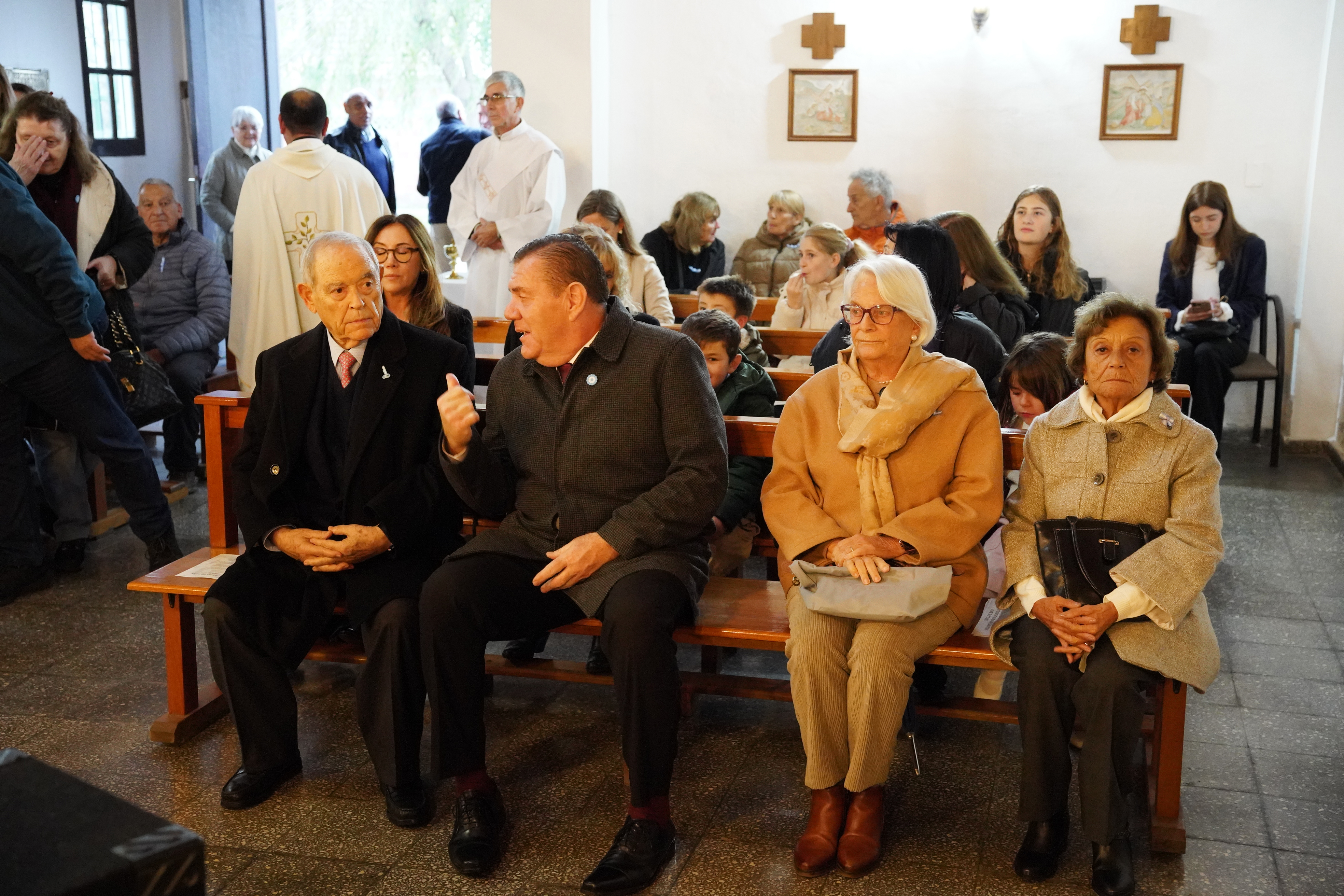 Aldrey, Montenegro, “Coca” Cabrales y “Angelita”, en la primera fila de la misa, realizada en la Capilla Santiago Apóstol.