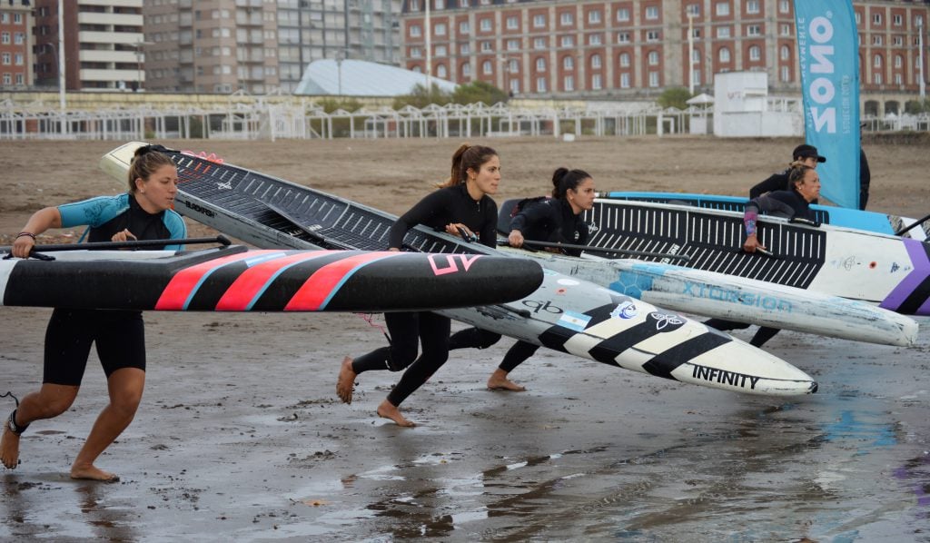 Preciso momento en que se pone en marcha el Race Técnico femenino.