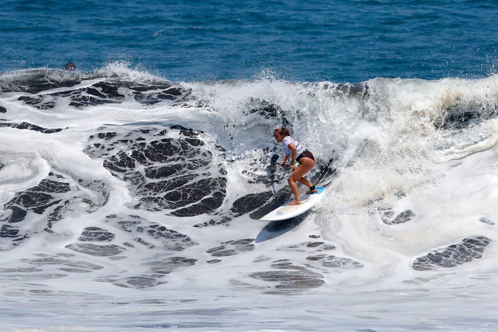 Las cuatro integrantes del podio en SUP Surf, con Lucía Cosoleto en lo más alto.
