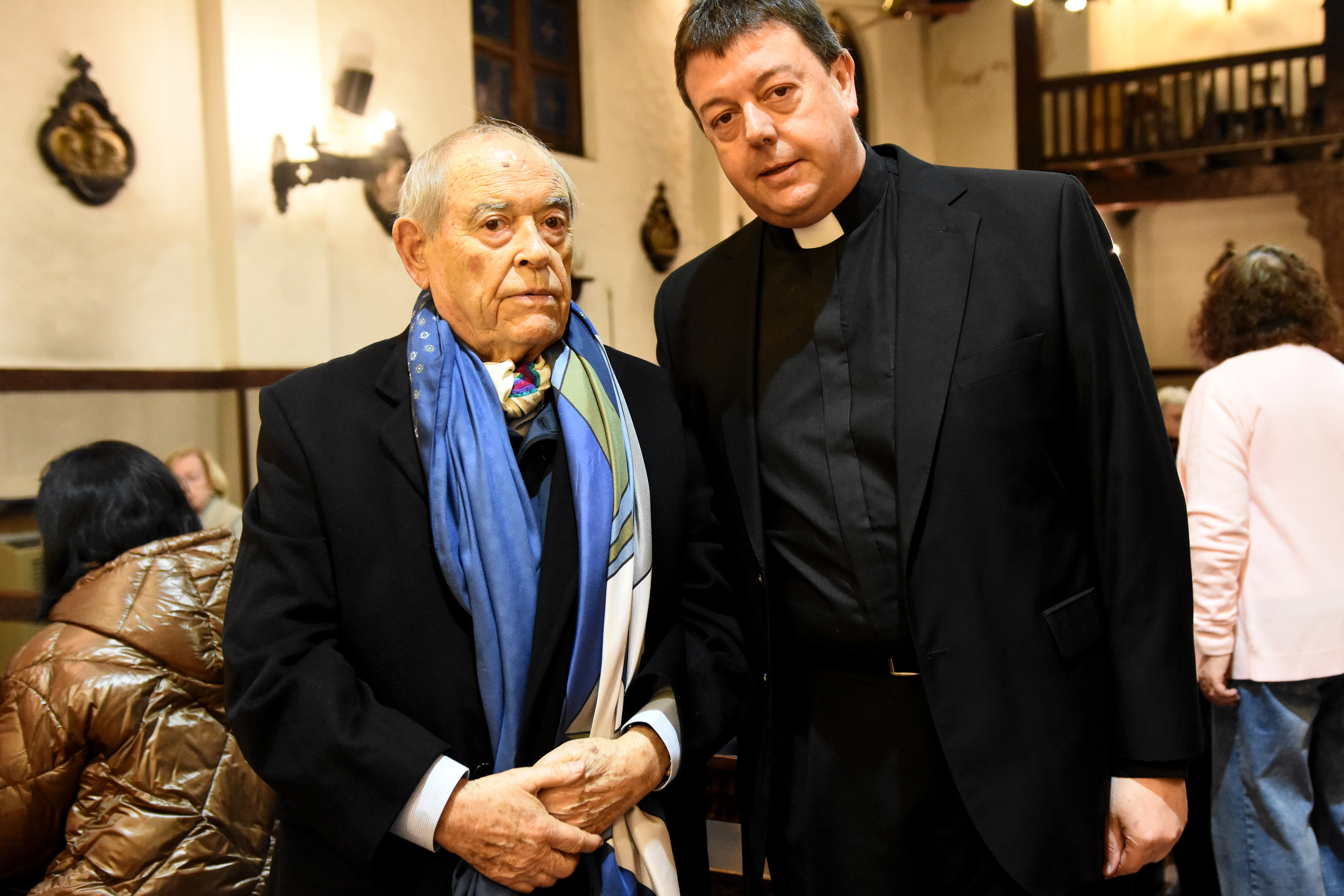 El empresario Florencio Aldrey saludó al padre Sueiro en la misa por los 25 años como sacerdote.