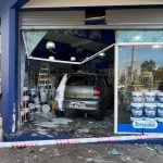 Violento choque terminó con un auto incrustado en una pinturería