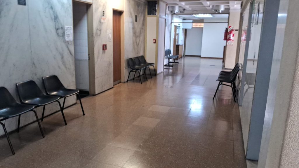 Fotografía reciente, tomada a las 9.30 de la mañana de un día laborable en un piso de Tribunales: la escasa afluencia de público, impensada en el pasado, es actualmente notable.
