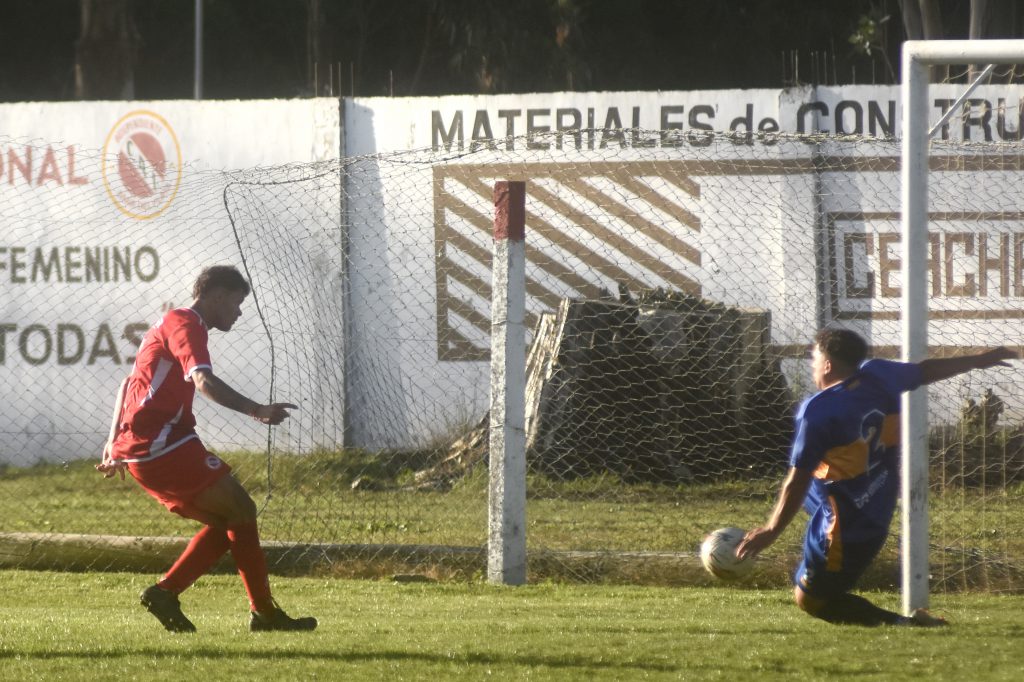 Tiziano Sosa resolvió de corta distancia. Fue el segundo tanto del "rojo". 