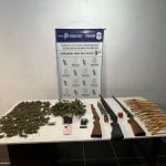 Robaron un local de ropa de zona Güemes y encontraron las perchas en un comercio de la periferia