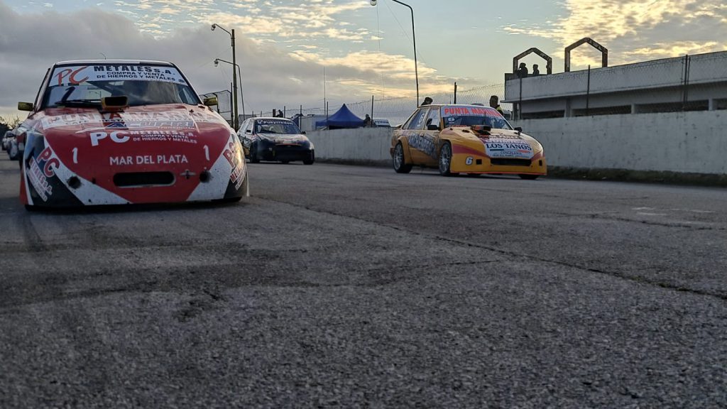 Foto: Gastón Elizondo. El TC 2000 del Atlántico antes de largar la serie de pilotos invitados.