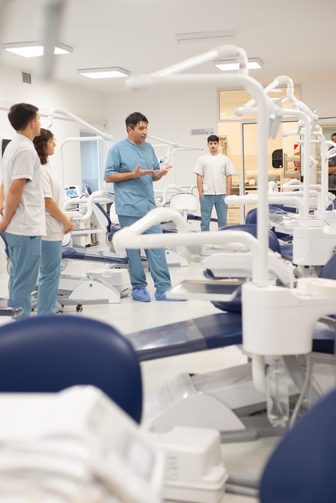 Aula de Odontología en FASTA.