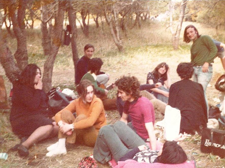 A la izquierda, junto a un árbol, "Coca" Maggi en un picnic del Día de la Primavera. En el centro, Elio Aprile. Imagen compartida por Jorge Ungaro a Fotos de Familia.