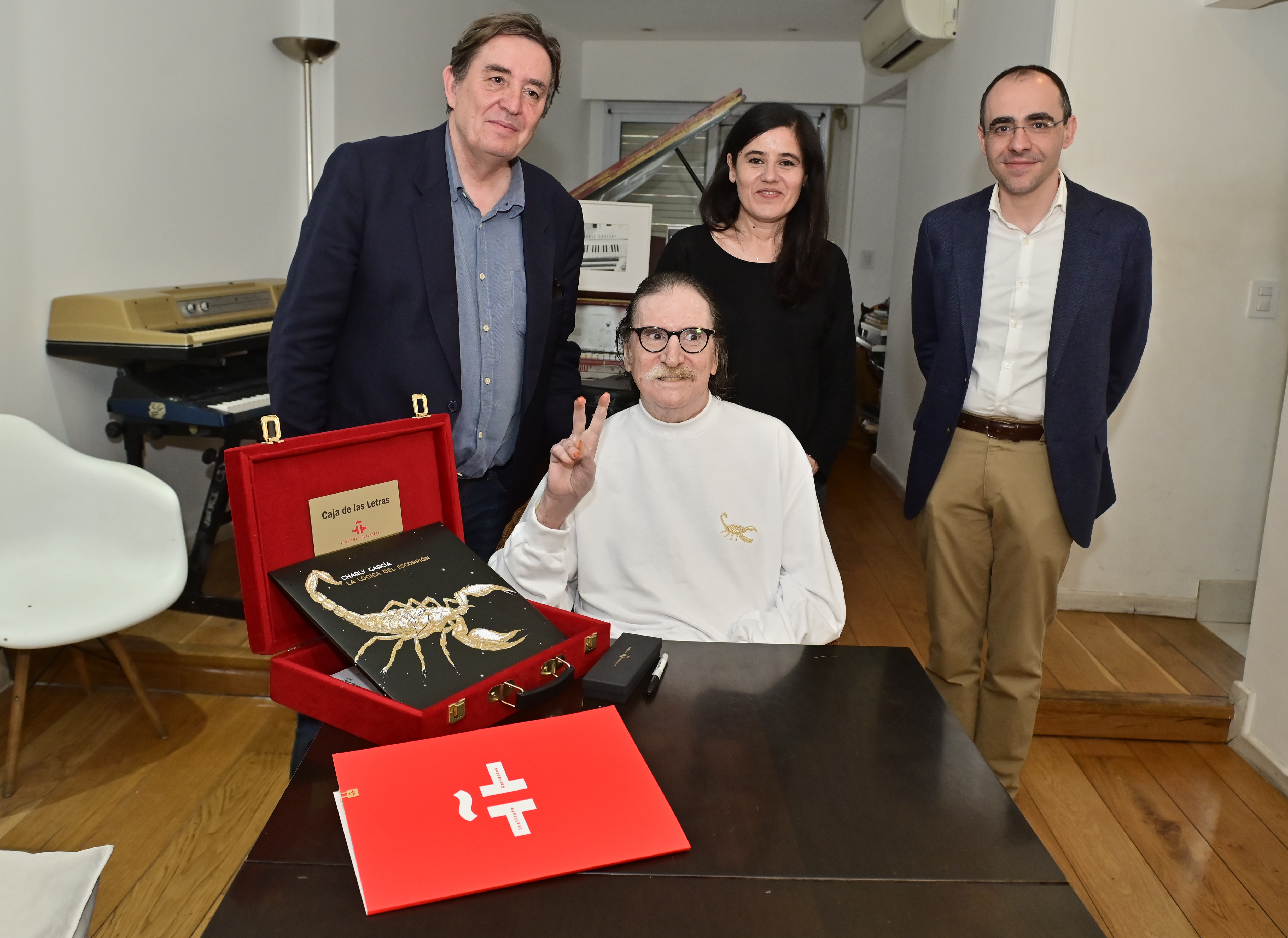 Charly García entrega su legado a la Caja de las Letras del Instituto Cervantes