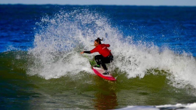 Cocó Cianciarulo, monarca defensora en la Liga Nacional de Surf en Open damas.