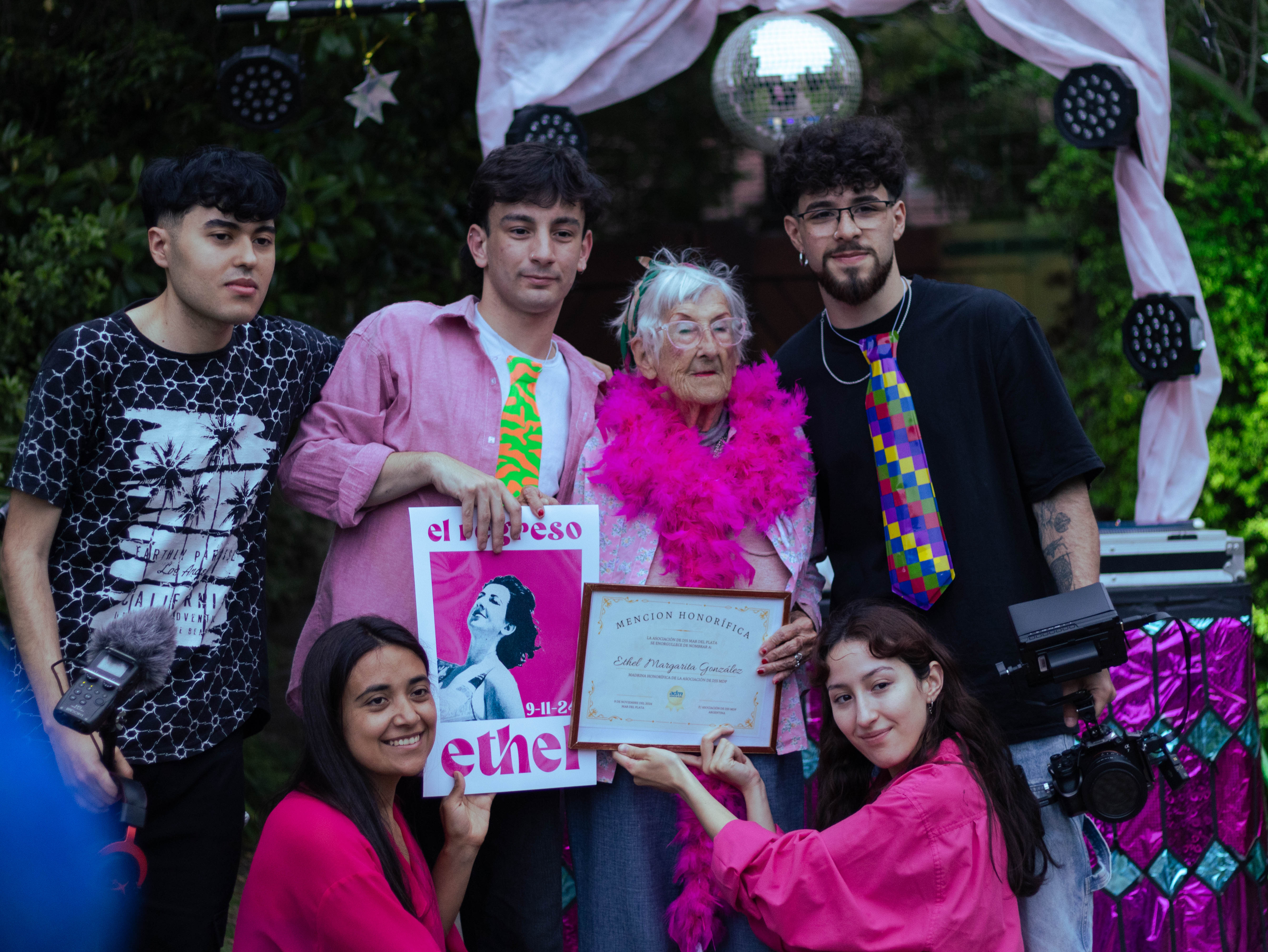 El equipo del rodaje junto a Ethel.